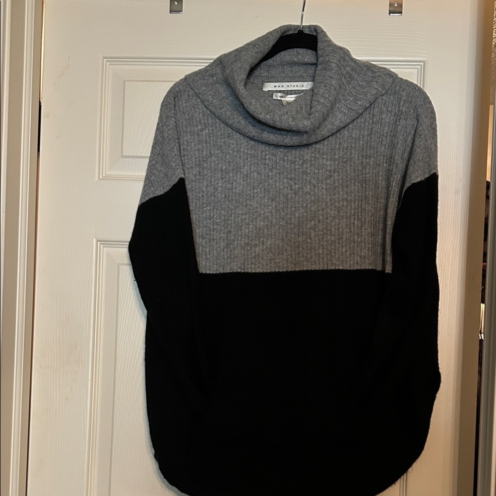 Women’s Med Max Studio Gray and Black Cowl Neck Sweater with pockets
